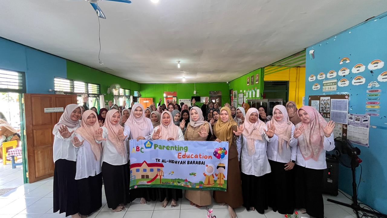 Bidang PPPA dan UPTD PPA Kabupaten Hulu Sungai Tengah mengisi Kegiatan Parenting Education di TK Al-Hidayah Barabai